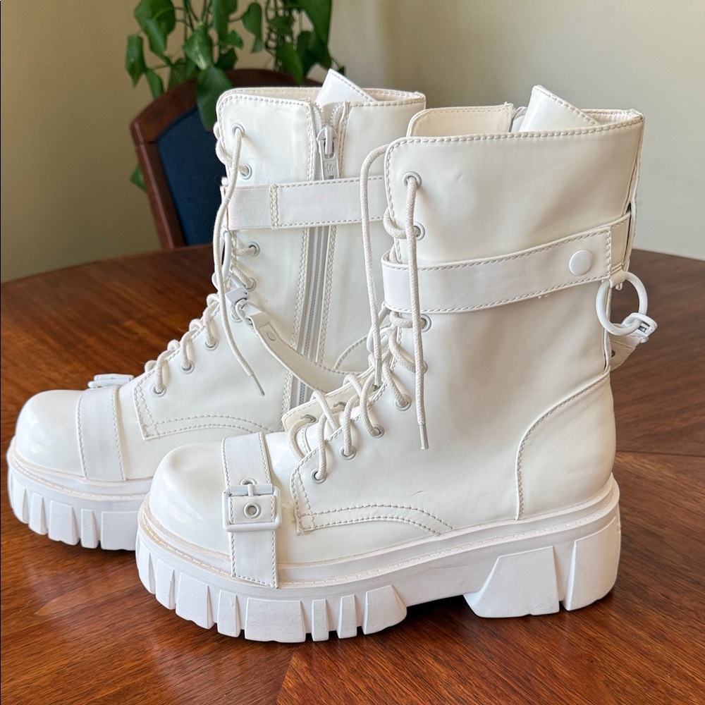 Dollskill White Lace-Up Zippered Combat Boots Women’s Size 10